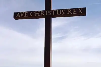 Une nouvelle croix géante d'extrême droite plantée dans les Alpes-Maritimes par le collectif Ainsi soit-il 06