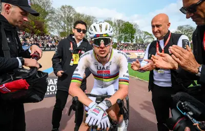 Wout Van Aert triomphe à Paris-Roubaix et brise les ambitions de Tadej Pogacar