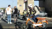 Abeilh’en Mob : une sortie inédite mêlant cyclomoteurs anciens et aéromodélisme