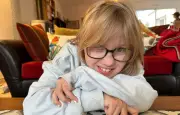 Adèle, 10 ans, atteinte de paralysie cérébrale, milite pour les AESH