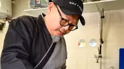 Alain Sayavong, l'artisan des sushis qui sublime les halles de Sérignan