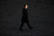 Analyse du leadership de Macron : entre adulescence et déni de réalité