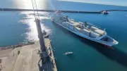 Arrivée des litchis de Madagascar au port de Sète pour les fêtes