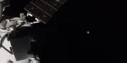 Artemis 2 : les astronautes observent la face cachée de la Lune en direct