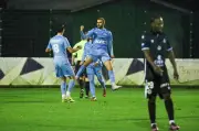 Bayonne domine Avranches 2-0 et se prépare pour le choc contre Bordeaux