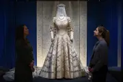 Buckingham dévoile la garde-robe diplomatique d'Elizabeth II dans une exposition inédite