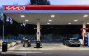 Carburants : le ministre Lescure exige une baisse rapide des prix après la chute du pétrole