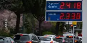 Carburants : pourquoi la baisse des prix à la pompe est si lente après une hausse rapide ?
