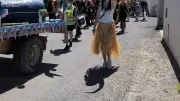 Carnaval ensoleillé à Plaissan : percussions brésiliennes et mascotte Stitch illuminent la fête