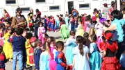 Carnaval à l'école maternelle d'Uchaud : un défilé coloré avant la bataille de confettis