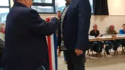 Chamborigaud : Christophe Bonnefoy élu maire, sa mère lui remet l'écharpe tricolore
