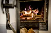 Chauffage au bois : une source majeure de pollution de l'air en hiver selon l'Anses