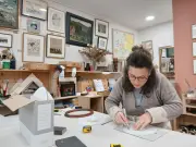 Chloé Lambert, encadreuse d'art à Bergerac, préserve les trésors du quotidien
