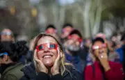 Éclipse solaire du 12 août : un spectacle à ne pas regarder sans protection adaptée