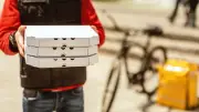 Dan, livreur de pizza de 68 ans, reçoit 88 000 euros de pourboire pour sa gentillesse