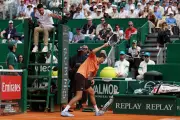 Daniil Medvedev éliminé sèchement à Monte-Carlo : une raquette explosée et un double 6-0