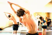 De la salle de sport au cœur : une histoire d'amour née sur un tapis de yoga chaud