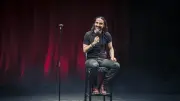 Dedo dévoile son stand-up 'Apocalypse now now' à Bagnols-sur-Cèze avec humour et interaction