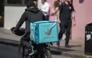 Deliveroo et Uber Eats poursuivis pour traite d'êtres humains et discriminations