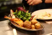 Demi-poulet à 40 dollars à New York : le débat sur le coût de la vie enflamme Brooklyn