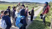 Des écoliers explorent la biodiversité du sol à la ferme des Peyres