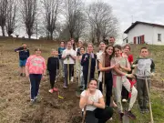Des élèves plantent un verger pédagogique avec des pommiers locaux à Ustaritz