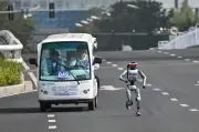 Des robots humanoïdes battent le record du monde humain du semi-marathon à Pékin