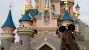 Disneyland Paris sans enfants : pourquoi les adultes fans de parcs Disney sont-ils jugés ?