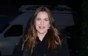 Drew Barrymore éclate en larmes en évoquant les séquelles de ses césariennes