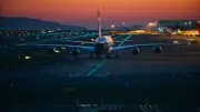 Elle court sur le tarmac pour rattraper son avion et finit en garde à vue