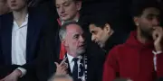 Emmanuel Grégoire aux côtés de Nasser Al-Khelaïfi lors du PSG-Toulouse : symbole de discussions sur le Parc des Princes