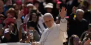 Emmanuel Macron reçu par le pape François pour discuter des crises mondiales