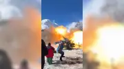 En Russie, des hommes déclenchent des avalanches géantes en tirant au canon