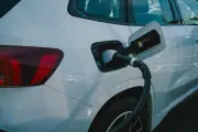 Face au choc pétrolier, 100 000 voitures électriques pour les auxiliaires de vie !
