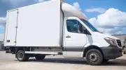 Facteur renversé par son propre camion à Huddersfield : grave blessé