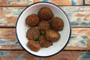 Falafels aux cacahuètes : une recette simple à réaliser en van ou au camping