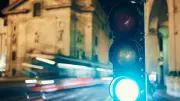 Feu blanc dans le trafic : l'Europe teste une quatrième couleur pour les véhicules autonomes