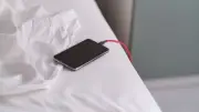 Foudre et téléphone : une jeune femme électrocutée dans son lit en Alabama