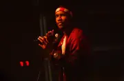 Frank Ocean explore la vulnérabilité masculine dans 'Les Garçons ne Pleurent Jamais'