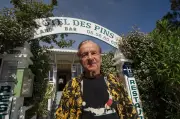 Gernot Rohr, l'ancien entraîneur des Girondins, célèbre 30 ans à la tête de l'Hôtel des pins au Cap Ferret