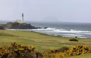 Greenpeace installe des éoliennes sur un golf de Trump pour dénoncer les profits pétroliers