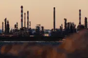 Guerre au Moyen-Orient : commerce iranien paralysé, pétrole en baisse et pourparlers tendus
