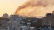 Guerre en Ukraine : le siège du gouvernement incendié par des bombardements russes