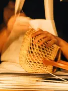 Hermès tisse l'osier de Touraine avec son cuir emblématique pour ses nouveaux sacs