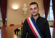 Hugo Rougier, 23 ans, jongle entre son métier de chauffeur de car et la mairie de Dignac