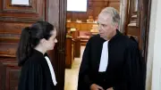 Il traîne son copain nu par le cou comme un sanglier après l'avoir tué