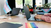 Inclusion LGBTQIA+ au travail : la loi protège salariés, candidats et stagiaires contre les discriminations