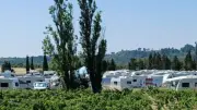 Installation illégale de caravanes sur un terrain sportif près de Béziers