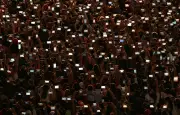 Interdiction des téléphones : une reconquête du moment présent dans les événements
