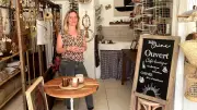 Isabelle transforme sa boutique en café convivial à Servian